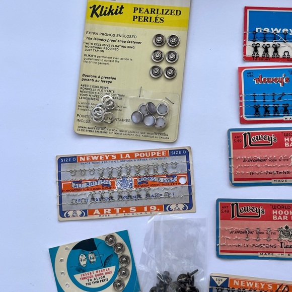 Lot of vintage sewing supplies, hooks, buttons more - Picture 7 of 11